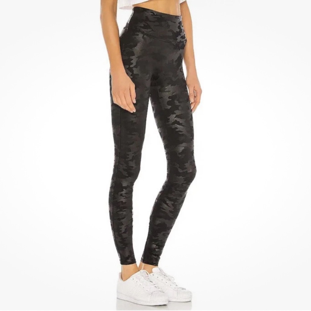 SPANX Faux Leather Camouflage Leggings sz M